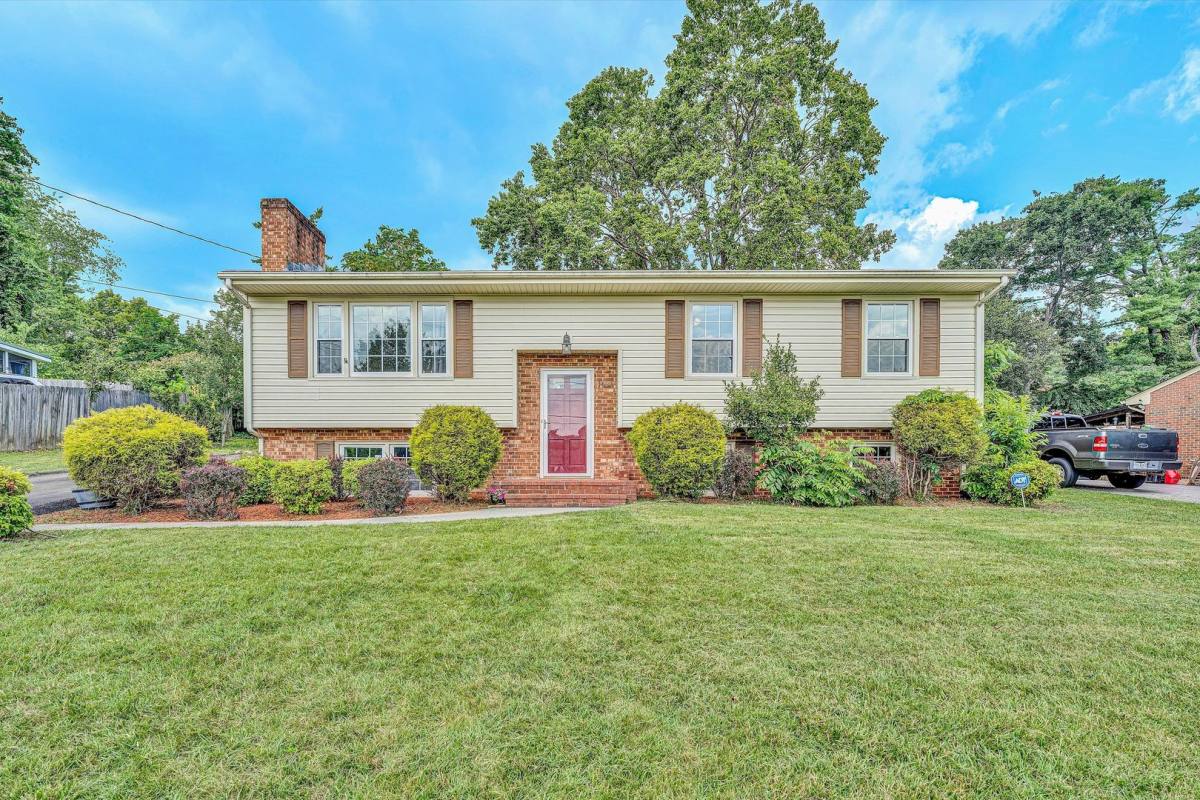 House for rent at 3425 Greencliff Rd, Roanoke, VA 24018
