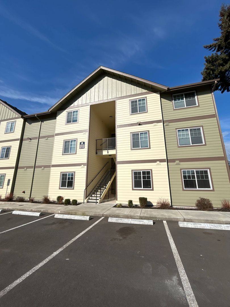 Apartment for rent at 236 30th Ave, Longview, WA 98632