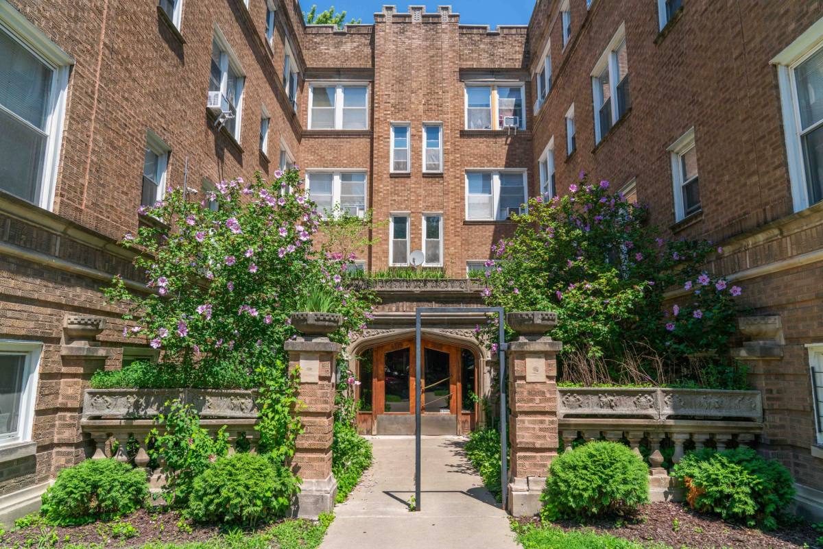 Apartment for rent at 3334-3344 W Ainslie St, Chicago, IL 60625