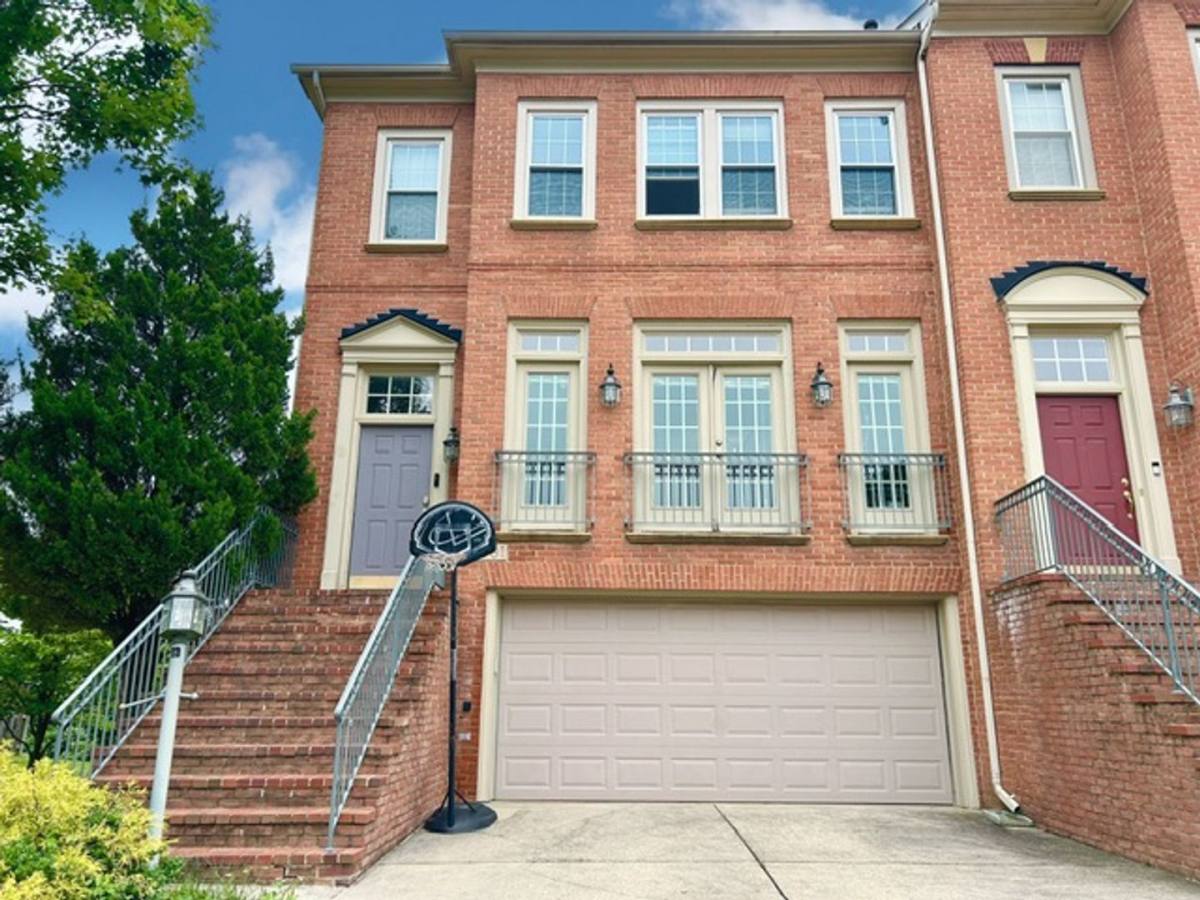Townhouse for rent at 13531 Flowerfield Dr, Potomac, MD 20854