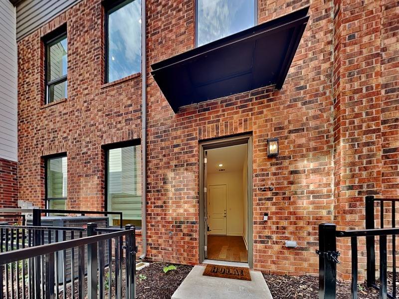 Townhouse for rent at 129 E Oscar Dr, Dallas, TX 75203