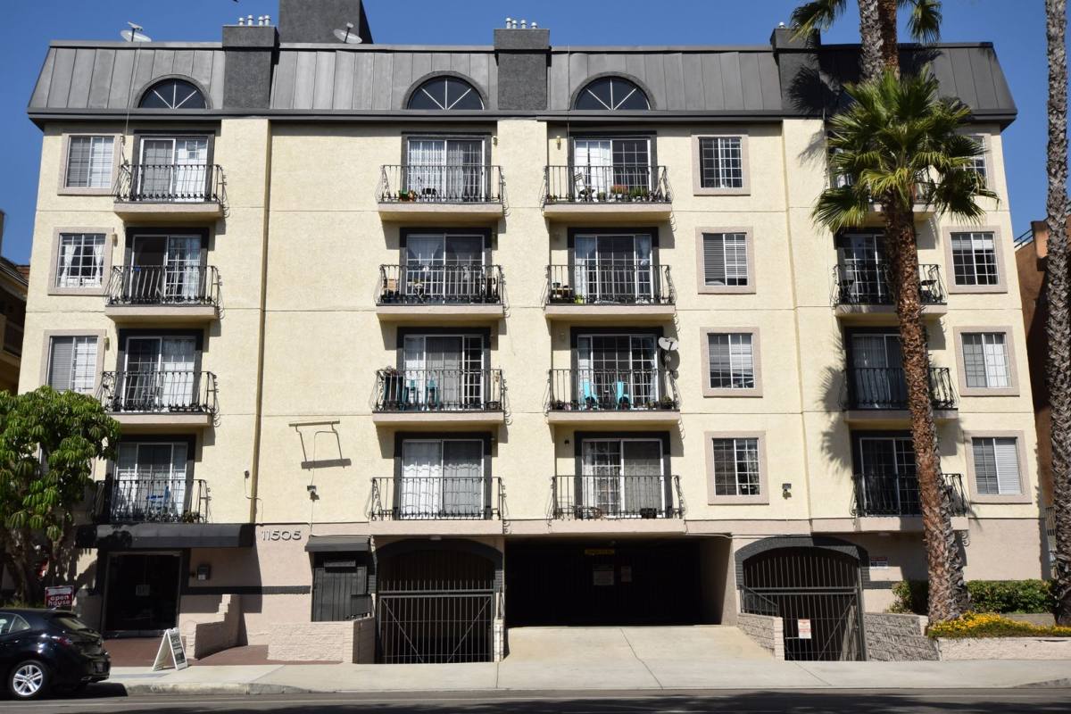 Apartment for rent at 11505 Riverside Dr, North Hollywood, CA 91602