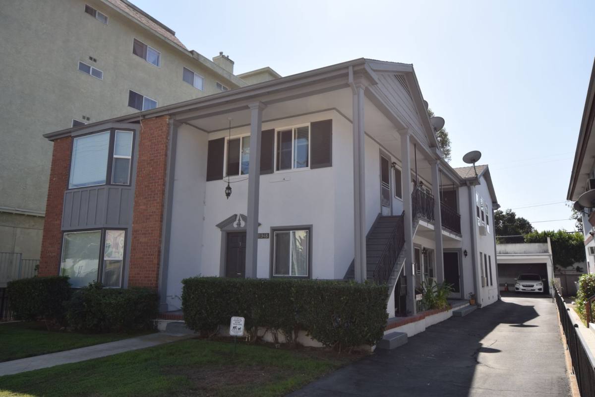 Apartment for rent at 11948 Magnolia Blvd, Valley Village, CA 91607