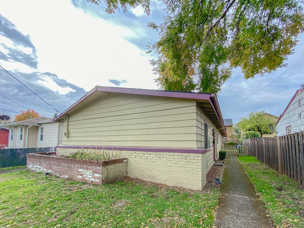 Apartment for rent at 6919 & 6923 SE, Portland, OR 97266