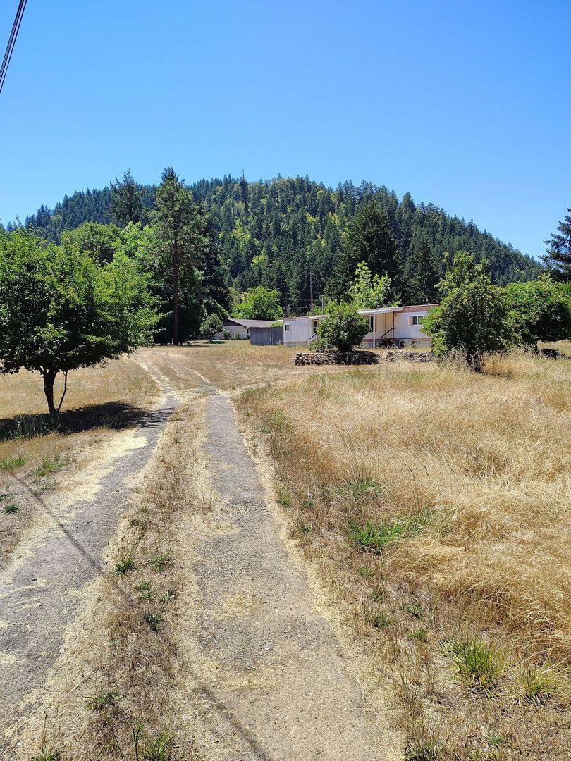 House for rent at 272 Shively Creek Rd, Canyonville, OR 97417