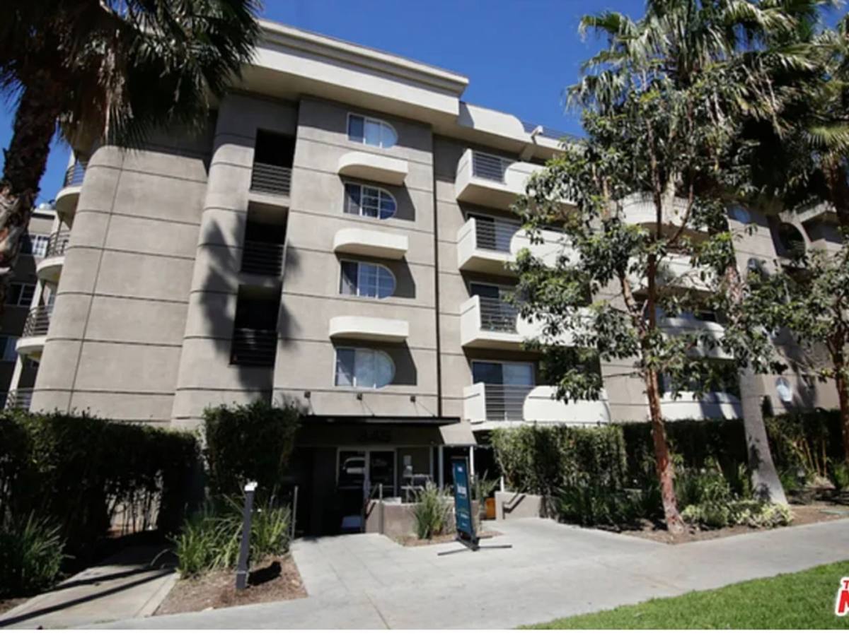 Apartment for rent at 345 S Alexandria Ave, Los Angeles, CA 90020