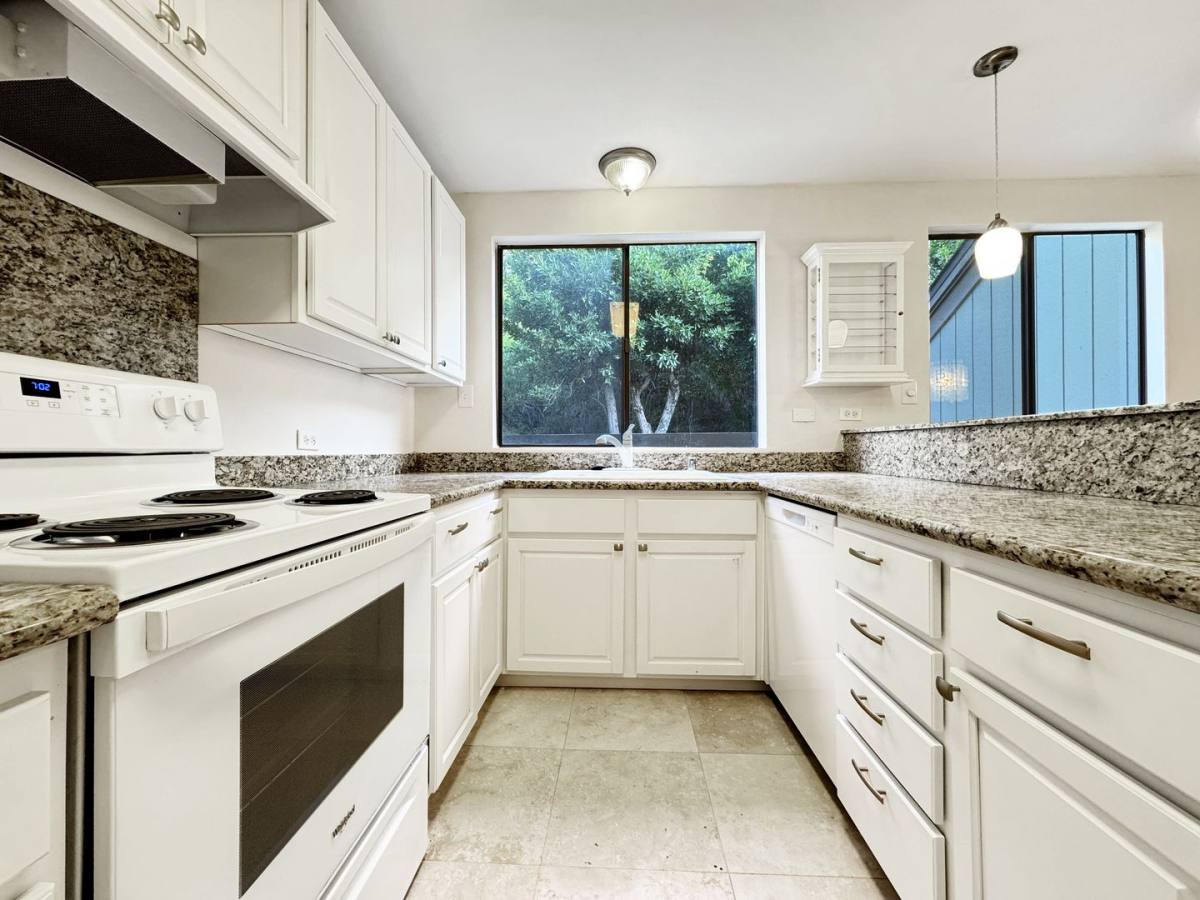 Townhouse for rent at 360E Kawaihae St, Honolulu, HI 96825