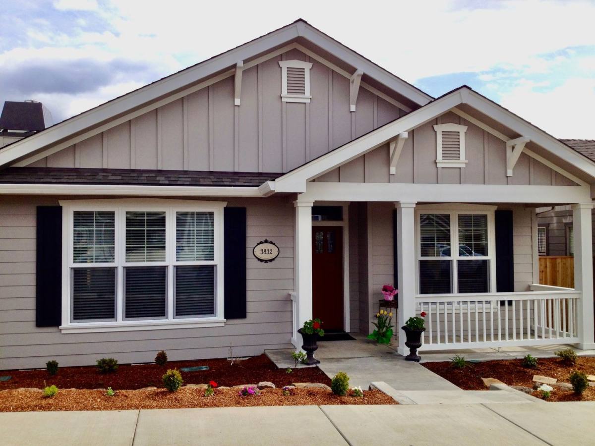 House for rent at 3832 Calle Vista Dr, Medford, OR 97504