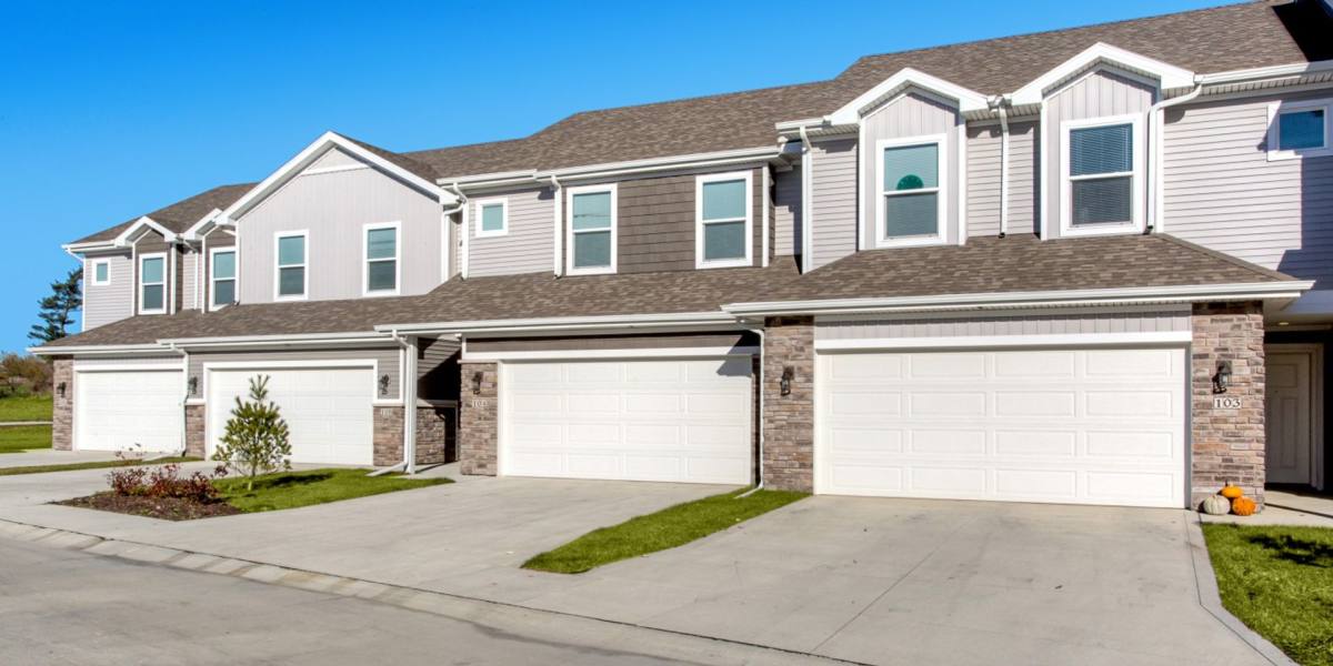 Townhouse for rent at 1655 98th St, West Des Moines, IA 50266