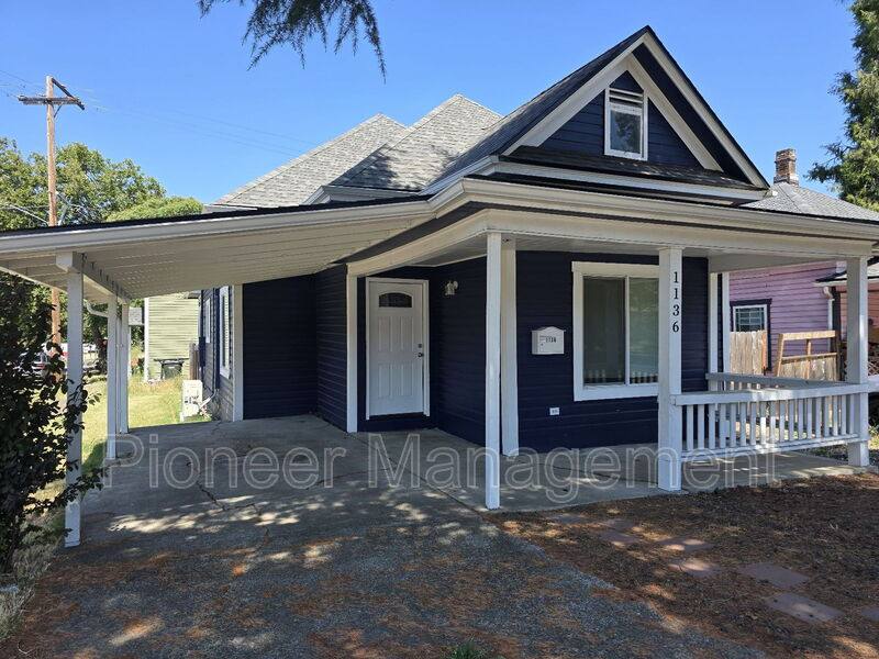 House for rent at 1136 SE Pine St, Roseburg, OR 97470