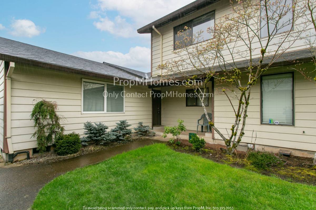 Townhouse for rent at 3250 SE 2nd St, Gresham, OR 97080