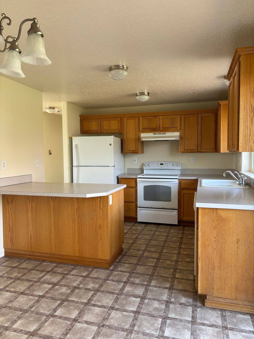 House for rent at 912 SW Tomahawk Place, Dundee, OR 97115