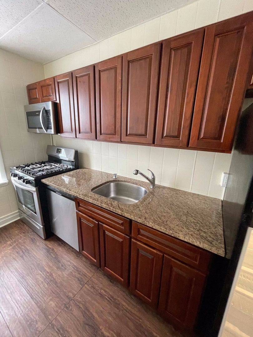 Apartment for rent at 1111-1113 Kennedy Blvd, Bayonne, NJ 07002