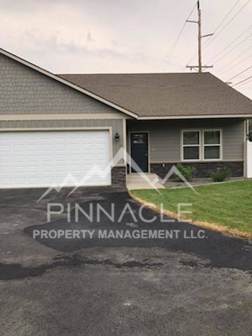 Townhouse for rent at 615 N 1st St, Selah, WA 98942