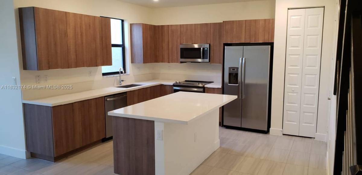 Townhouse for rent at 10452 NW 80th Terrace, Miami, FL 33178