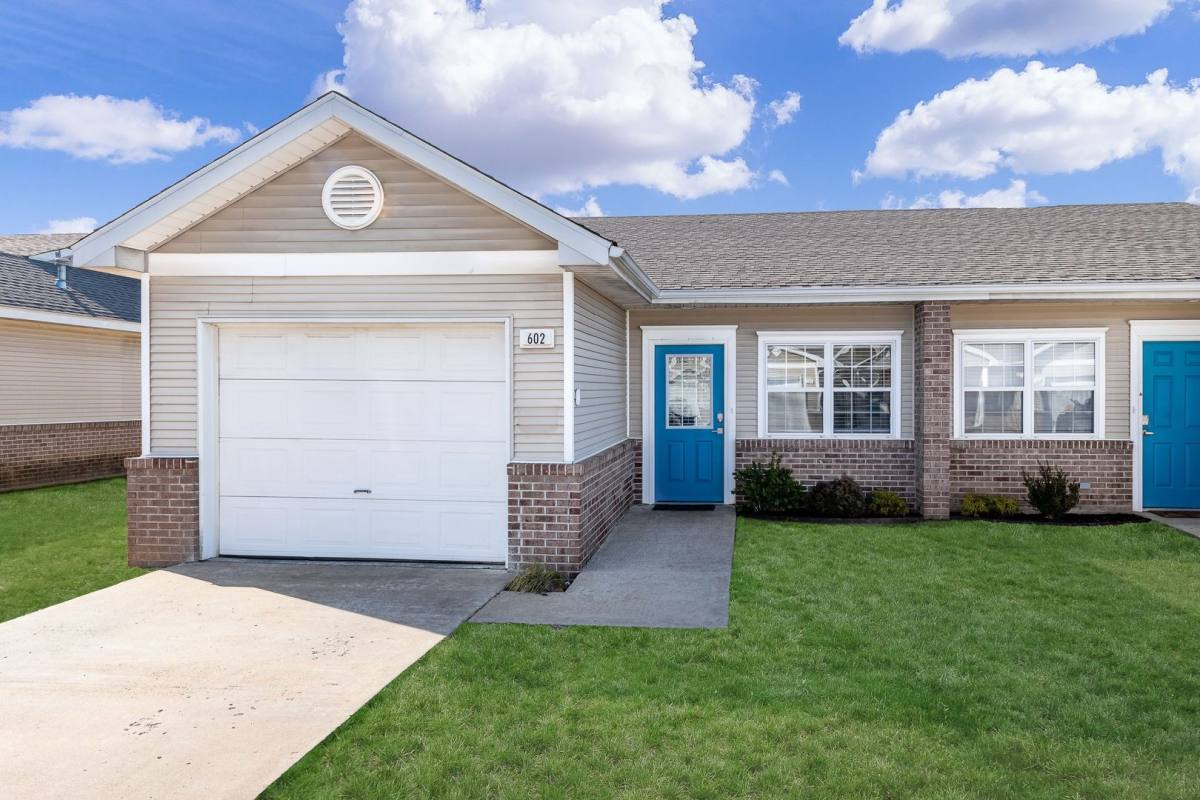 Townhouse for rent at 604 N 7th St, Rogers, AR 72756