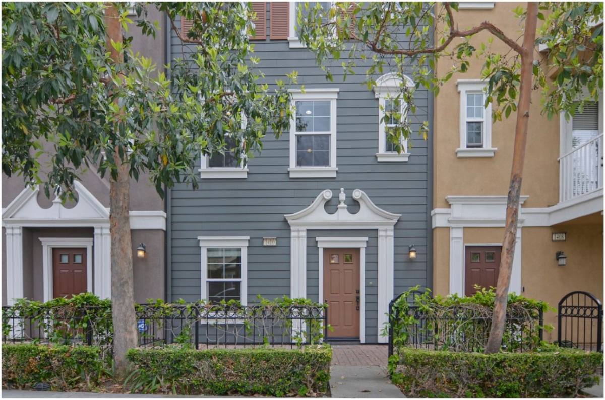Townhouse for rent at 1410 Montgomery St, Tustin, CA 92782