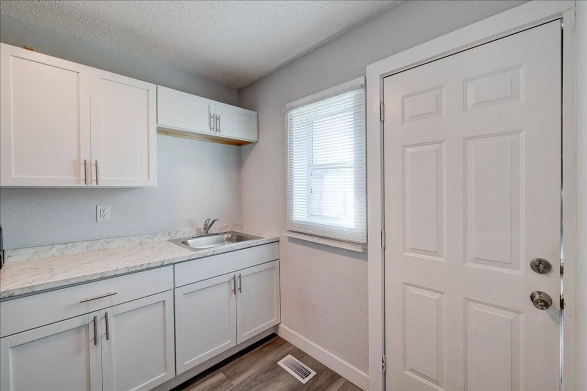 Apartment for rent at 125 NW Aurora Ave, Des Moines, IA 50313