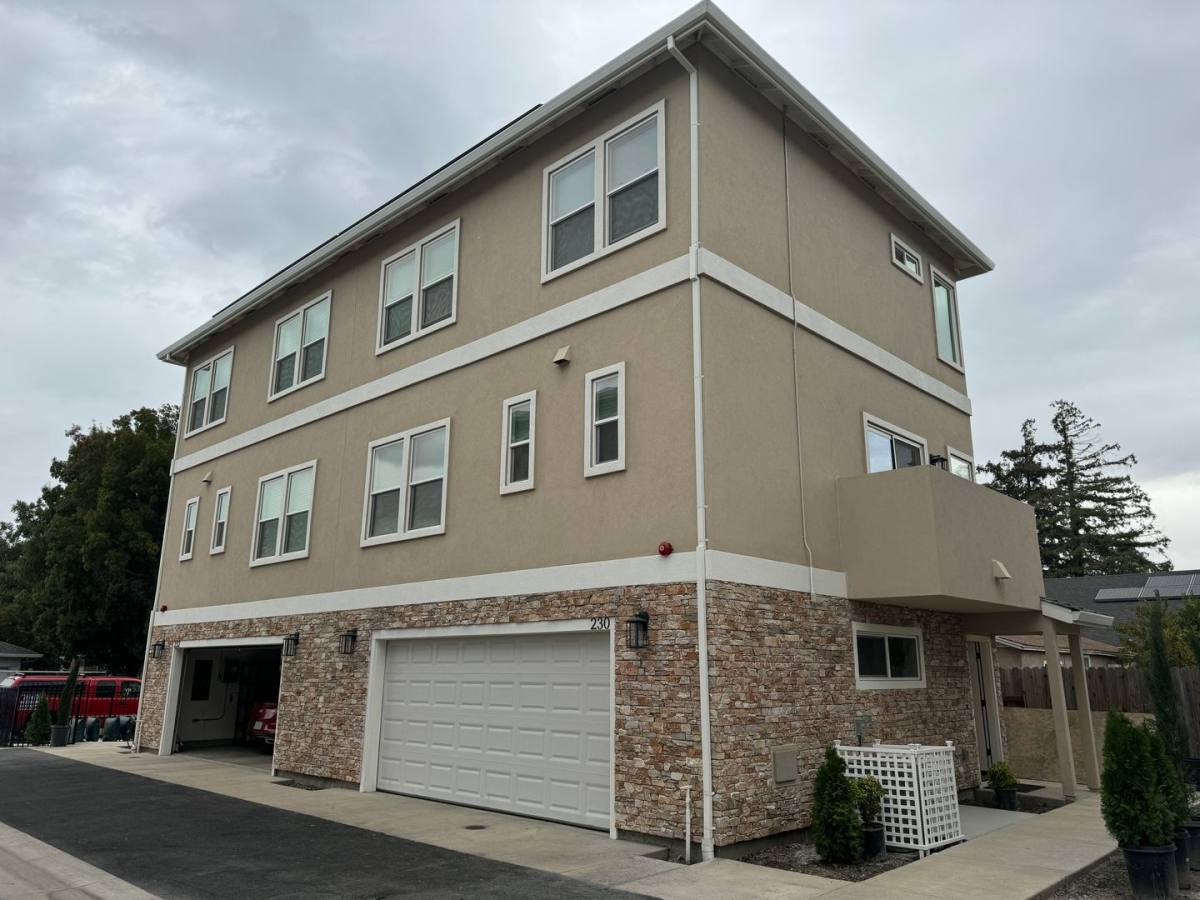 Townhouse for rent at 230 W Pearl Ave, Stockton, CA 95207