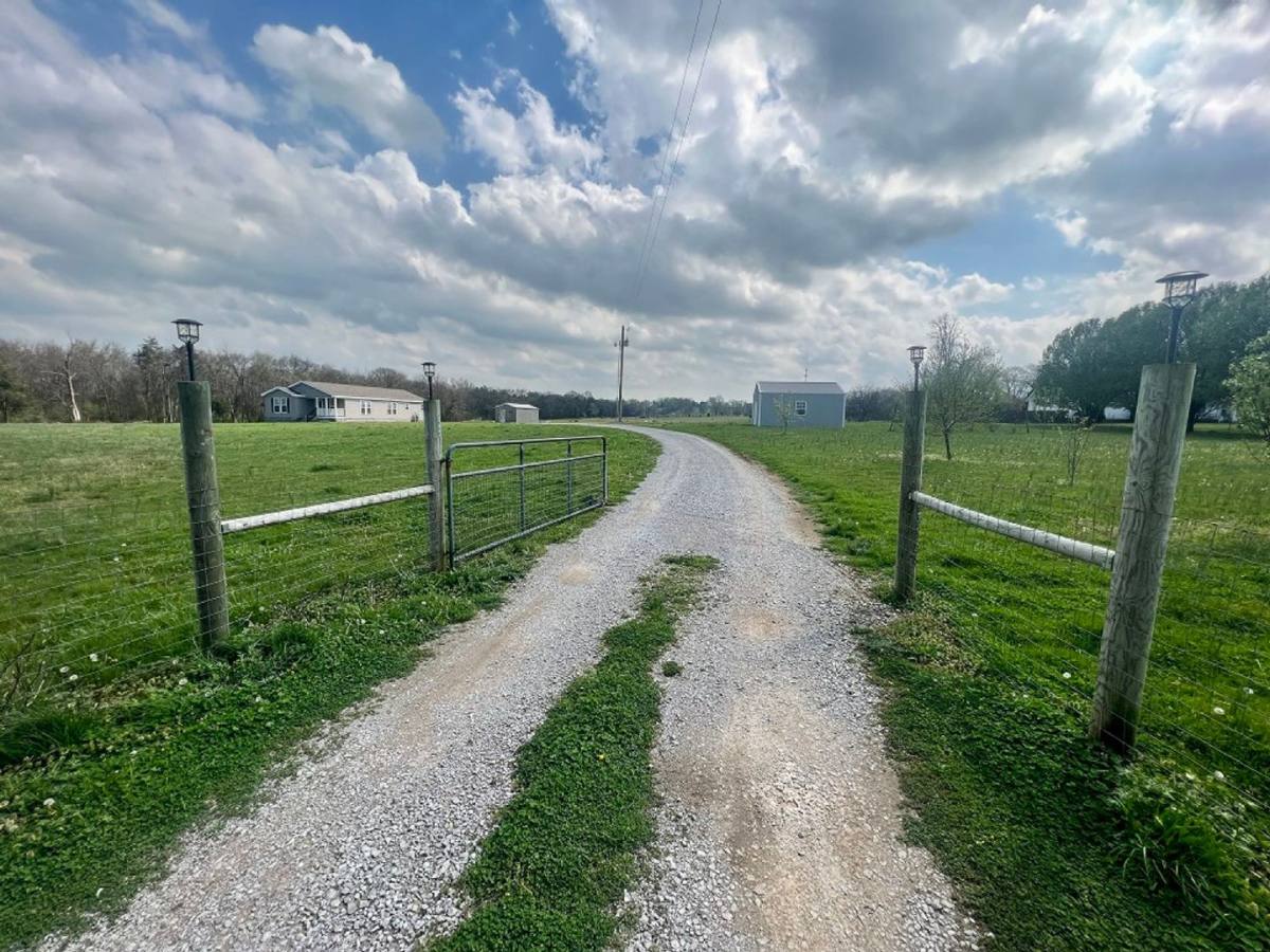 House for rent at 1625 Highway 64 W, Shelbyville, TN 37160