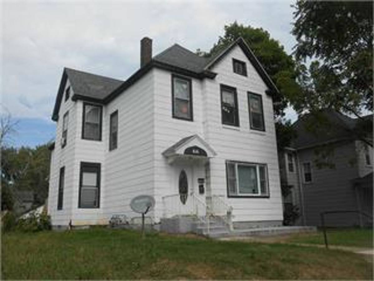 Apartment for rent at 616 W 14th St, Davenport, IA 52803