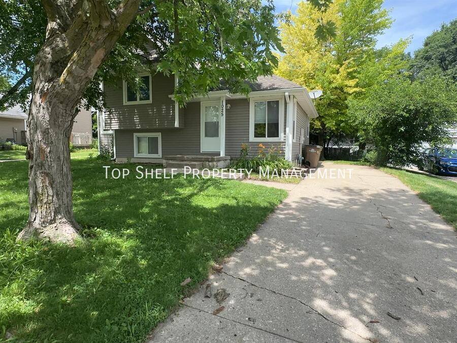 Apartment for rent at 1025 6th St NW, Altoona, IA 50009