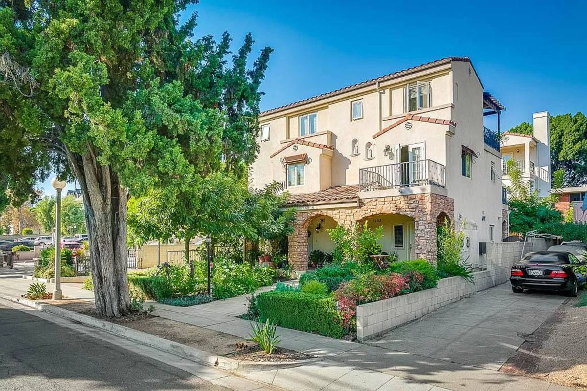 Townhouse for rent at 1159 Steuben St, Pasadena, CA 91106
