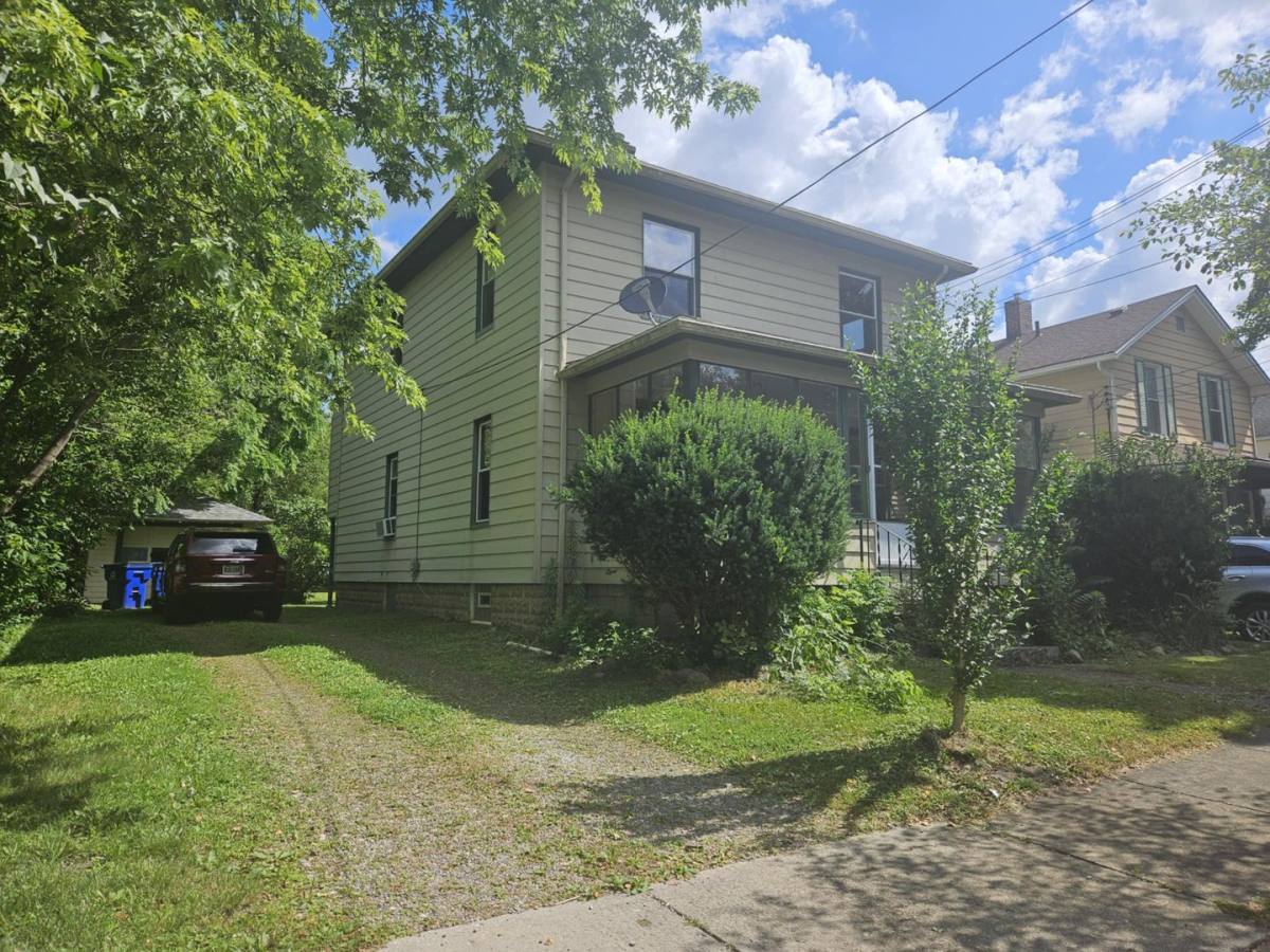 Apartment for rent at 624 W Highland Ave, Ravenna, OH 44266