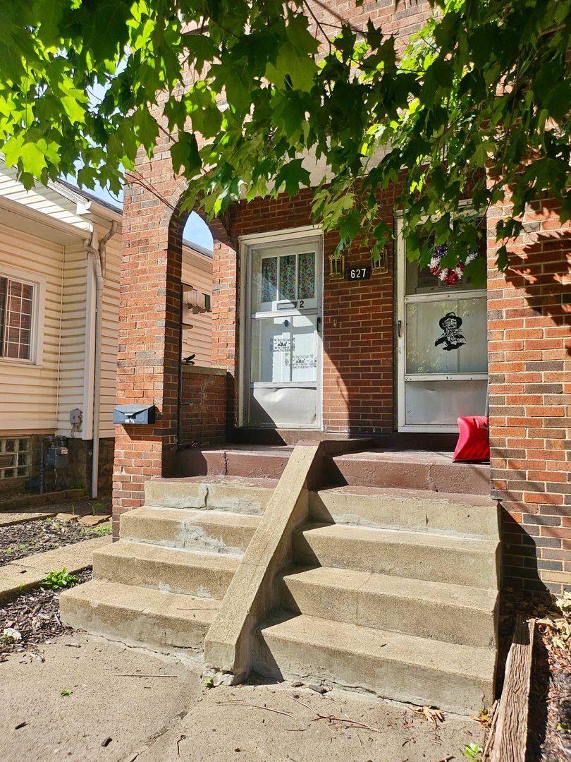 Apartment for rent at 627 5th Ave, Coraopolis, PA 15108