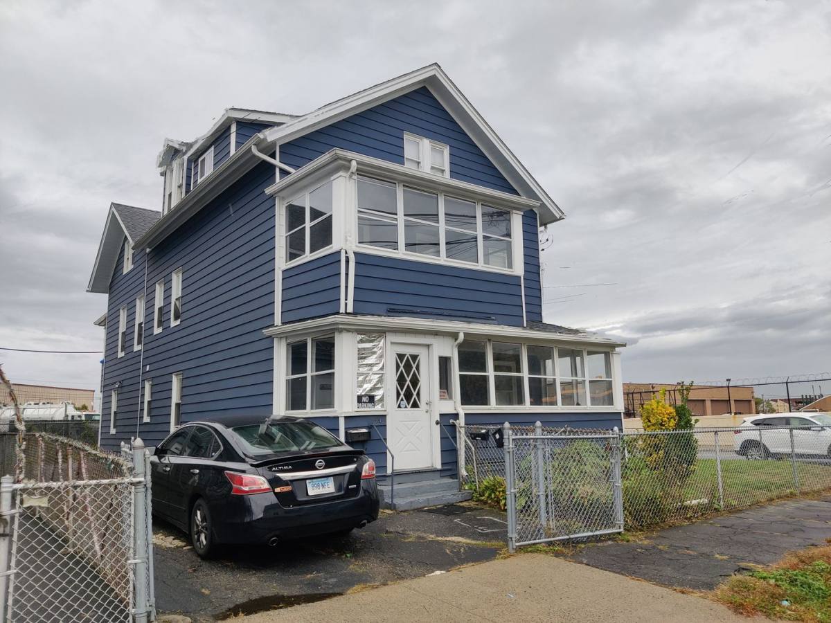 90 Deacon St, Bridgeport, CT 06607