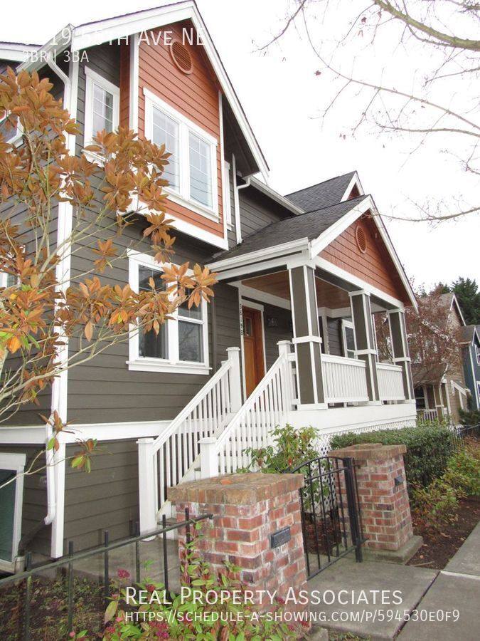 Townhouse for rent at 5819 55th Ave NE #B, Seattle, WA 98105