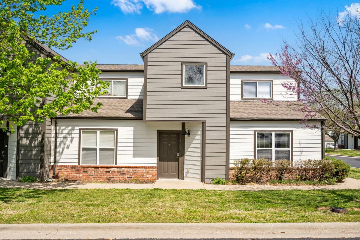 2244 N Cedarwood Lane, Springfield, MO 65803