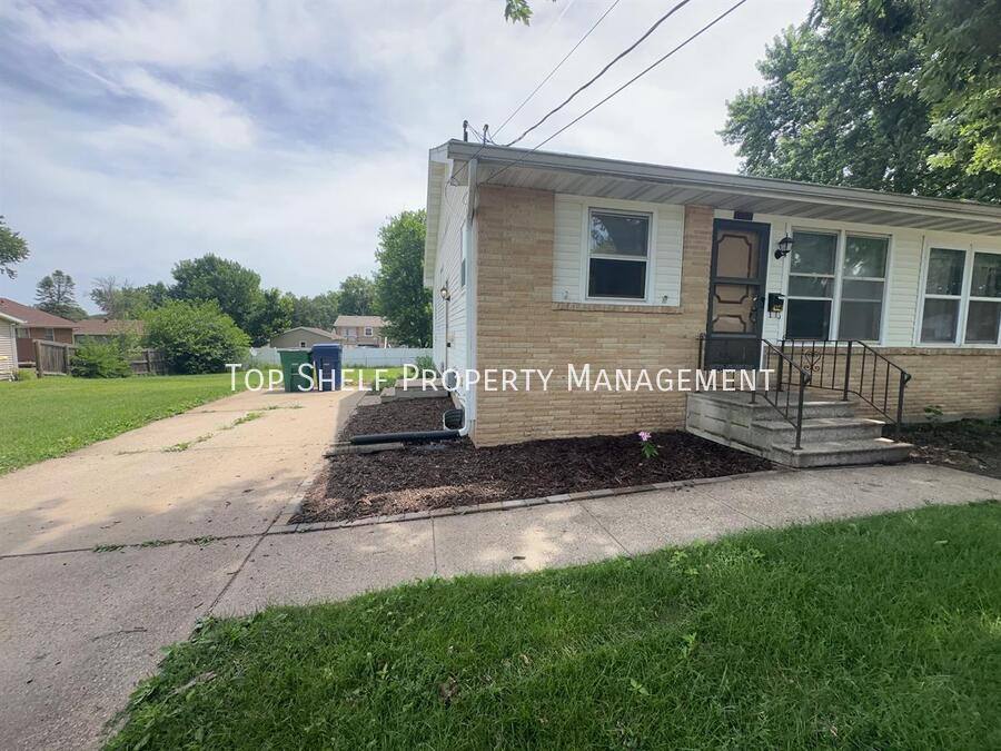 Apartment for rent at 4323 67th St, Urbandale, IA 50322