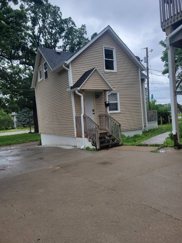 House for rent at 1067 21st St, Des Moines, IA 50311