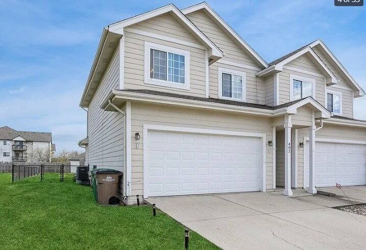 Townhouse for rent at 402 4th St NW, Altoona, IA 50009