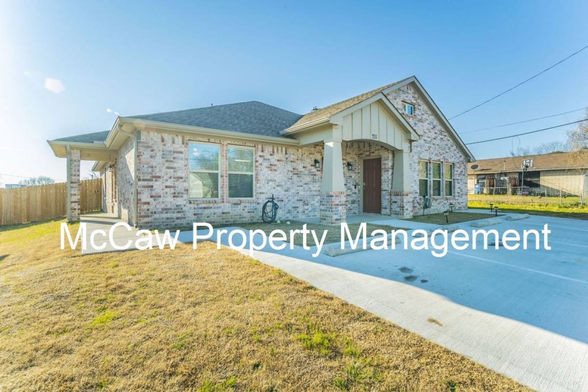 Apartment for rent at 709 W Madison St #A, Ennis, TX 75119
