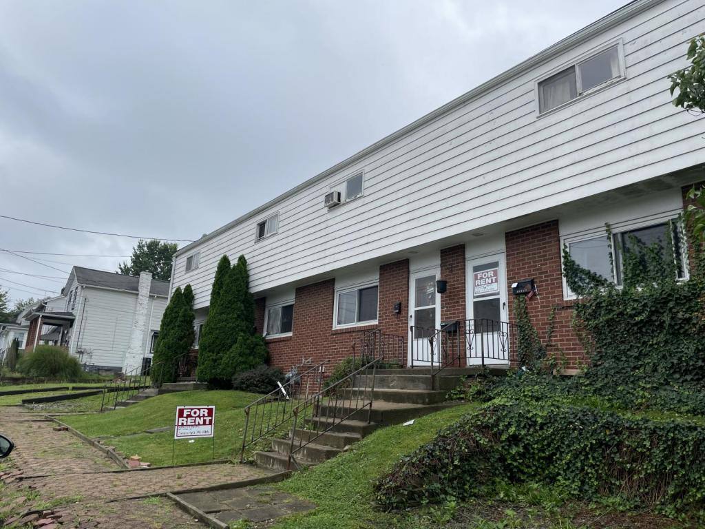 Townhouse for rent at 1017 Lilac St, Natrona Heights, PA 15065