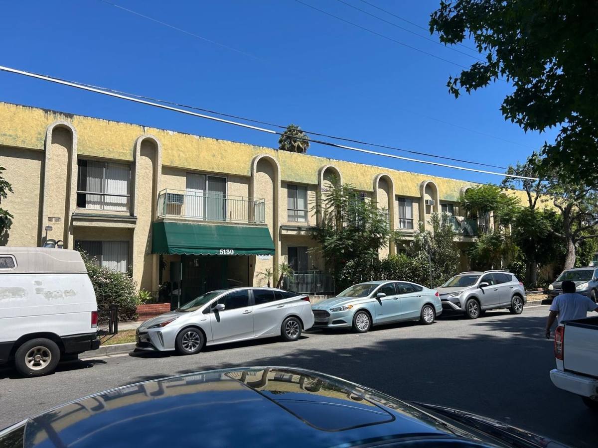 Apartment for rent at 5130 Yarmouth Ave, Encino, CA 91316