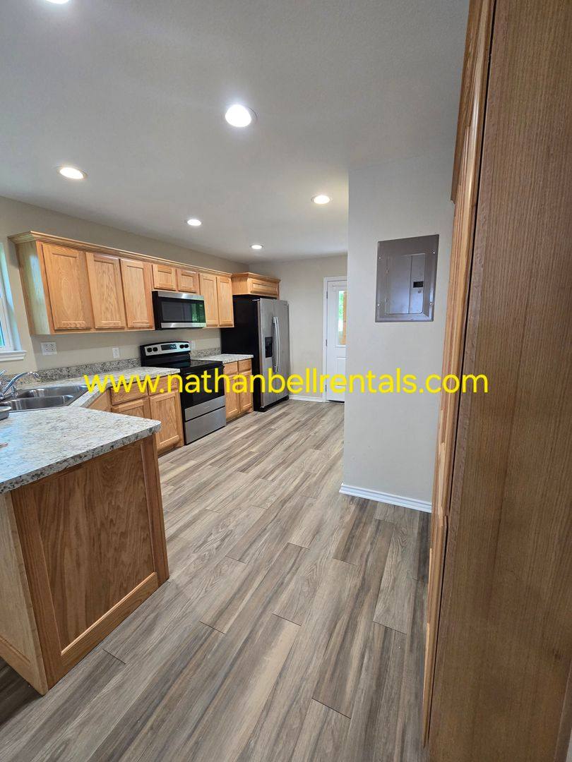 Apartment for rent at 1244 14th St SE, Paris, TX 75460
