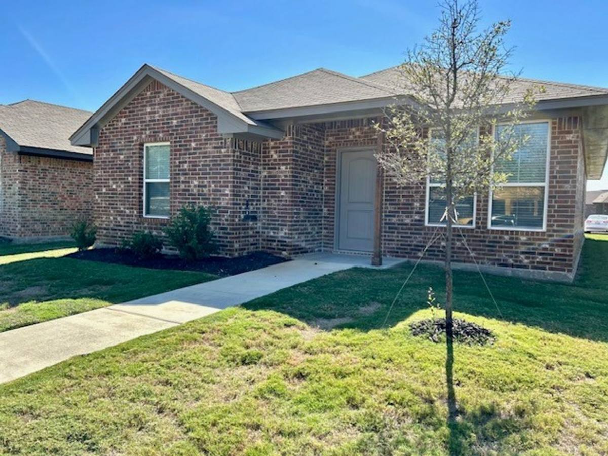 House for rent at 132 Arnold Ave, Burleson, TX 76028