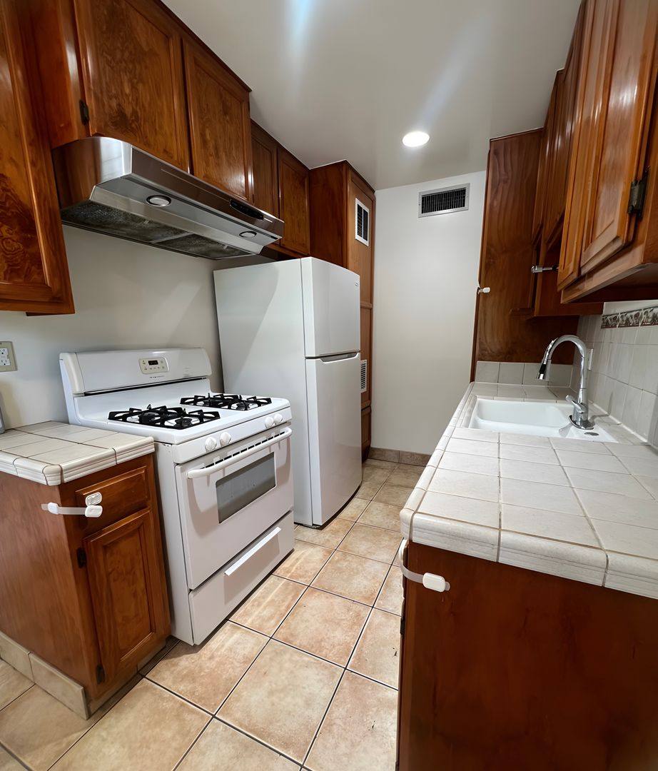 Apartment for rent at 1278 N Van Ness Ave, Los Angeles, CA 90038