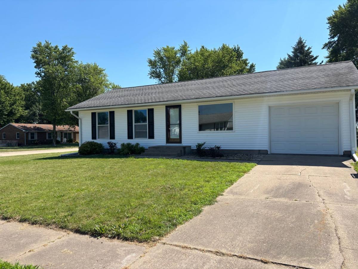 House for rent at 1351 Springdale Dr, Clinton, IA 52732