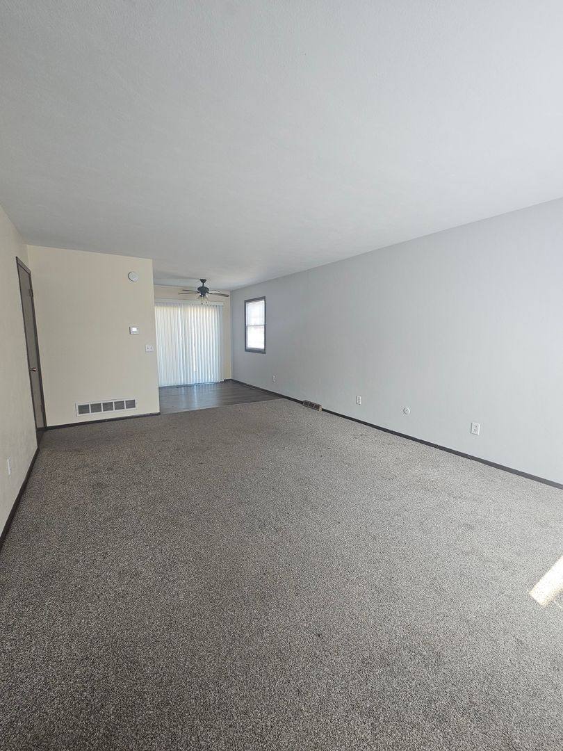 Townhouse for rent at 3367 Hillandale Rd, Davenport, IA 52806