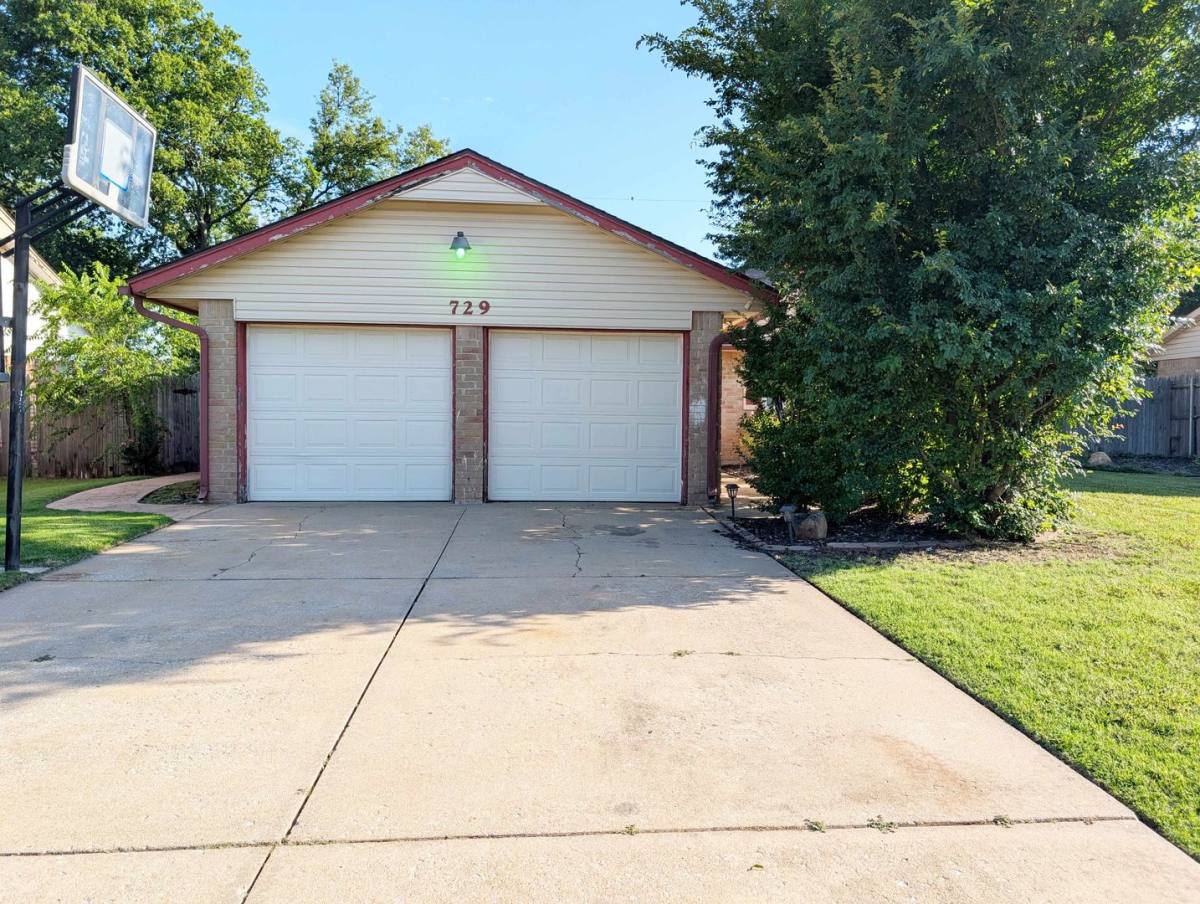 House for rent at 729 W 8th St, Edmond, OK 73003
