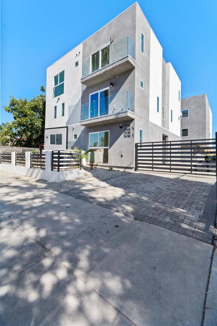 Apartment for rent at 2636 Virginia Rd, Los Angeles, CA 90016
