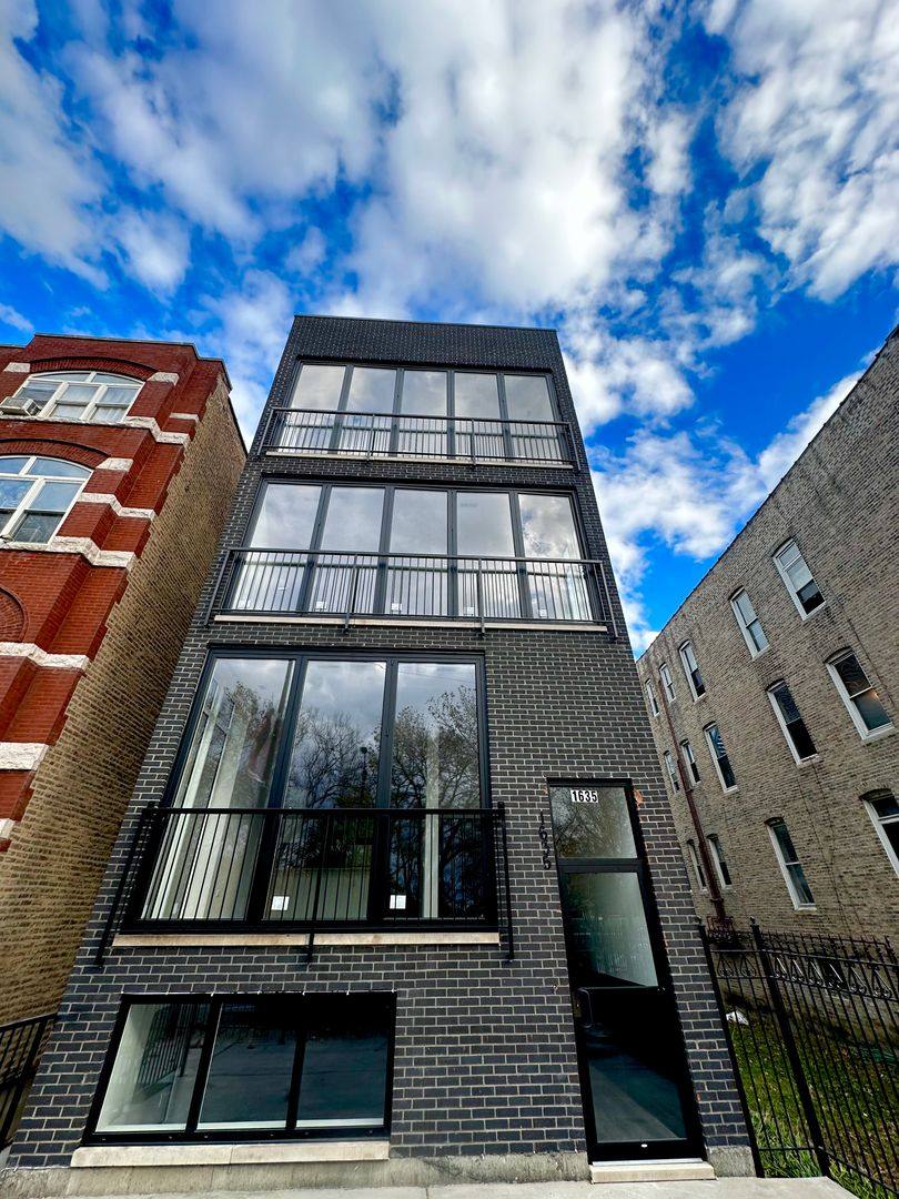 Apartment for rent at 1635 S California Ave, Chicago, IL 60608