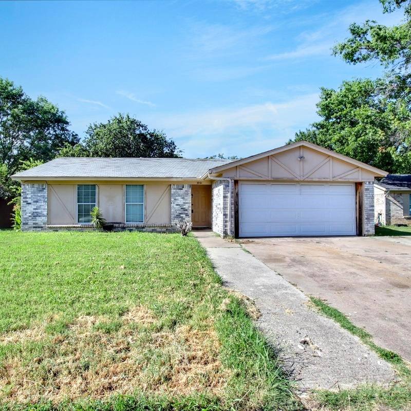 House for rent at 3901 Royal Crest Dr, Fort Worth, TX 76140
