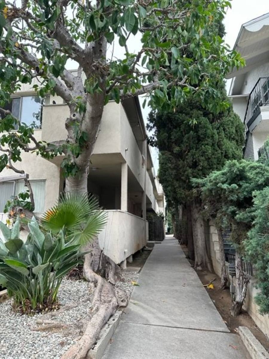 Apartment for rent at 11707 Goshen Ave, Los Angeles, CA 90049