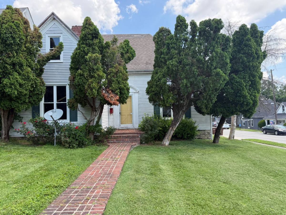 Apartment for rent at 401 W Lexington Ave, Winchester, KY 40391