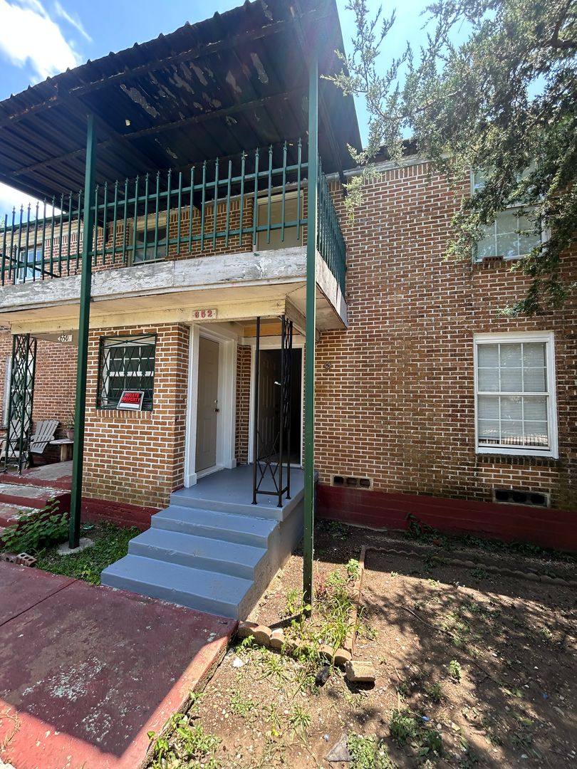 Apartment for rent at 650-654 W Neely St, Dallas, TX 75208